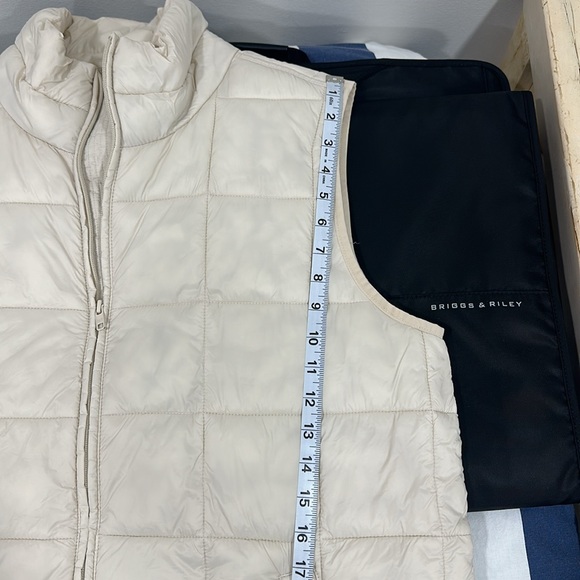 EUC Gap soft puffer vest super comfortable - Picture 8 of 12